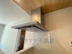 写調理により発生する油煙や臭いを吸い込み、屋外へ排気してくれます。