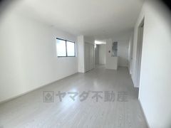 家族が集まる開放的なリビング。約17帖の大空間で毎日のお食事が楽しみです＾＾思い思いの時間を過ごしたり、家族みんなで食事をしたり、素敵な団らんの場になりますね。