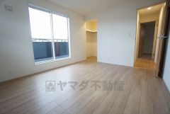 寛ぎの時間を紡ぎだす主寝室は、大型ベッドを置いても余裕の広さを確保しています。