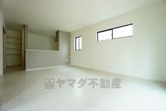 同仕様写真。家族が集まる開放的なリビング。約18.1帖の大空間で毎日のお食事が楽しみです＾＾思い思いの時間を過ごしたり、家族みんなで食事をしたり、素敵な団らんの場になりますね。