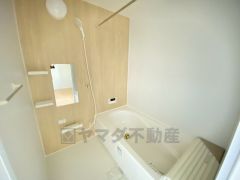 1日の疲れを癒すくつろぎのバスルーム。足を伸ばしてもゆったりと入れるサイズです。お子様と一緒にお風呂に入っても狭くないですね^^