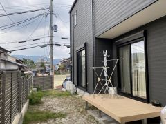 こちらの家にはカースペース3台分あります。車好きのご主人の洗車もゆったり。夏休みにはお子様の家庭用プールもできちゃいます。