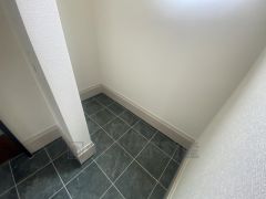 シューズインクローゼットも完備されており、玄関収納も問題ありません。棚の上にお花など飾ってインテリアも楽しめますね。