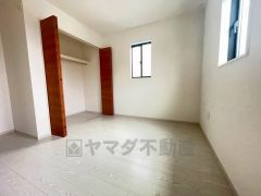 木目調のシンプルデザインで落ち着きと安らぎの空間に仕上げています。各部屋に収納が完備されているので、お荷物が多くなっても安心の設計です。