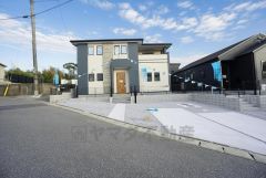 駐車スペースはゆとりある5台分を確保。マイカー用に、お客さま用に、余裕を持ってご利用いただけます。