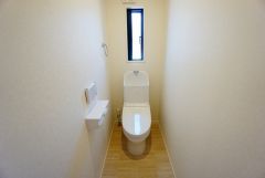 同仕様写真。温水洗浄機付トイレです。節水機能もあるので、安心して使えますね。もちろん、1階2階の2ヶ所にトイレがあるので、忙しい朝にもゆとりができますね。