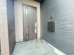 奥まって設置されているので、雨に濡れる心配もありません。