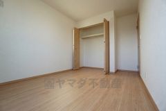 同仕様写真。暖かい日差しが差し込む洋室。たっぷり収納できるクローゼット付きでお部屋の中をすっきりと快適に保てます。