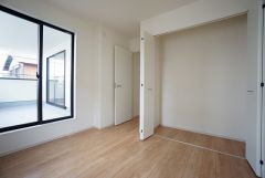木目調のシンプルデザインで落ち着きと安らぎの空間に仕上げています。各部屋に収納が完備されているので、お荷物が多くなっても安心の設計です。