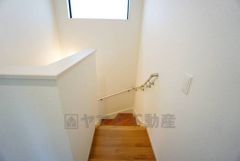 階段には小窓を配置しました。日中でも暗くなりがちな階段下が明るくなり安全ですね。