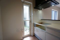 生ごみの仮置きに重宝する勝手口付きのキッチン＾＾　生ごみの臭いに悩まされることがなくなりますね。