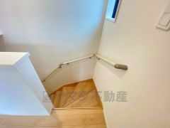 ご年配の方でも安心できる、手すり付き階段です＾＾段差も低めで設定されてますので安全性にも優れてますね＾＾