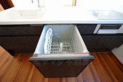 家事の時間が短縮できる食器洗浄乾燥機付。後片付けもラクラクです。 食器を洗う手間が減るので家族とのコミュニケーションの時間や自分の時間が増えますね。