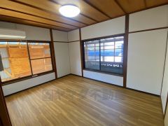 明るい洋室です。ナチュラル色のフローリングで開放的な優しい雰囲気になっています＾＾ベッドや机、ＴＶを置いてもゆとりのある広さです。