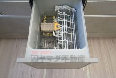 同仕様写真。家事の時間が短縮できる食器洗浄乾燥機付。後片付けもラクラクです。 食器を洗う手間が減るので家族とのコミュニケーションの時間や自分の時間が増えますね。