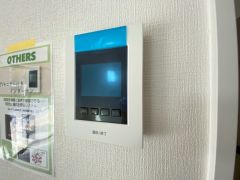 防犯性、セキュリティ対策に安心できるテレビモニター付きインターフォンです。セールスマン対策にもなり安心できます。
