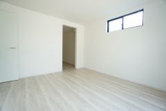 住む人のこだわりを活かす洋室＾＾日当たりがよく、寝室としての利用もおすすめ。広めのクローゼットもあり荷物もすっきり片付けれ、ゆとりのある暮らしが出来ます＾＾