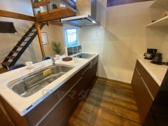 対面式カウンターキッチンでお子様の様子が見守れます。カウンタートップは耐熱性に優れており、日ごろのお掃除もふき取るだけでＯＫ。ステンレスシンクも簡単にお掃除できますよ。