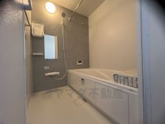 1日の疲れを癒すくつろぎのバスルーム。足を伸ばしてもゆったりと入れるサイズです。お子様と一緒にお風呂に入っても狭くないですね^^