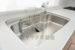 同仕様写真。広々とした凸型シンクに洗剤ポケットを標準装備。大きなお鍋など洗いやすいです。洗剤や石鹸、スポンジもすっきりできる収納付き。