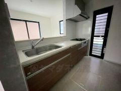 対面式カウンターキッチンでお子様の様子が見守れます。カウンタートップは耐熱性に優れており、日ごろのお掃除もふき取るだけでＯＫ。ステンレスシンクも簡単にお掃除できますよ。