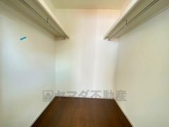 収納力豊富なウォークインクローゼット。洋服や小物などを1箇所にまとめて美しい収納を実現します。