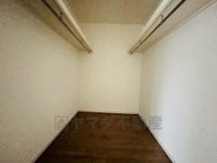 収納力豊富なウォークインクローゼット付き。洋服や小物などを1箇所にまとめて美しい収納を実現します。