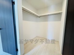 ハンガーパイプ付で散らかりがちな洋服類もきれいに整理できます。使用頻度が少ないものは枕棚の上に、足元には3段ボックスを置いて、フル活用できるクローゼットです＾＾