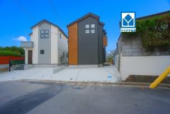 スーパー徒歩9分。コンビニ徒歩12分。西鉄バス日枝停まで徒歩9分。並列2台。