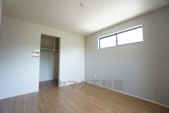 木目調のシンプルデザインで落ち着きと安らぎの空間に仕上げています。各部屋に収納が完備されているので、お荷物が多くなっても安心の設計です。