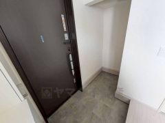 シューズインクローゼットも完備されており、玄関収納も問題ありません。棚の上にお花など飾ってインテリアも楽しめますね。