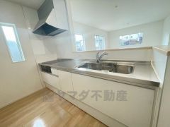 対面式カウンターキッチンでお子様の様子が見守れます。カウンタートップは耐熱性に優れており、日ごろのお掃除もふき取るだけでＯＫ。ステンレスシンクも簡単にお掃除できますよ。