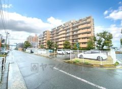 前面道路は広く、車同士がすれ違うスペースが十分にあります。落ち着いた住宅地内で快適な生活を実現してみませんか＾＾