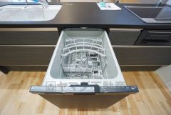 家事の時間が短縮できる食器洗浄乾燥機付。後片付けもラクラクです。 食器を洗う手間が減るので家族とのコミュニケーションの時間や自分の時間が増えますね。