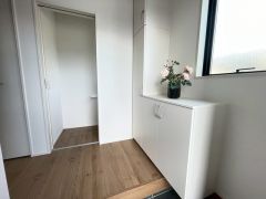 たっぷり収納できるシューズボックスです。家族全員の靴がきれいに整頓できます。棚の上にお花や写真を飾っても良いですね。