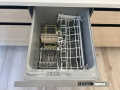 家事の時間が短縮できる食器洗浄乾燥機付。後片付けもラクラクです。 食器を洗う手間が減るので家族とのコミュニケーションの時間や自分の時間が増えますね。