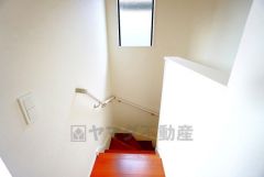 階段は段数を通常より1段多く段差を低く設定し、足元灯も完備。より安全な階段を追求しました。