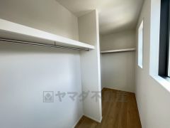 ハンガーパイプ付で散らかりがちな洋服類もきれいに整理できます。使用頻度が少ないものは枕棚の上に、足元には3段ボックスを置いて、フル活用できるクローゼットです＾＾