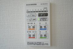 雨の日の洗濯も安心できる浴室暖房乾燥機付き浴室。リモコンで操作もボタン1つで簡単。 浴室暖房乾燥機には、暖房、乾燥、涼風、換気の4つの機能が付いています。タイマー付きです。