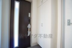 白を基調とした明るい玄関です。シューズボックスは家族全員の増えがちな靴や物をすっきり収納できます。