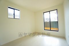 2面採光を確保した明るい室内は、風通しも良く、大変居心地の良い空間となっております。爽やかな風を感じて起きる朝は、快適生活の始まりに。