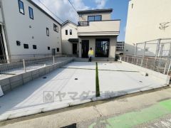 駐車スペースはゆとりある2台分を確保。マイカー用に、お客さま用に、余裕を持ってご利用いただけます。