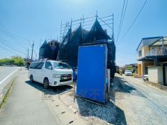 カースペースは停めやすい並列駐車2台付き。（軽自動車含む） 前面道路は約9ｍと駐車がスムーズにできる広さです＾＾