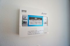給湯器リモコンはキッチン横からボタンひとつで操作が楽々。通話ボタン付きでお子様とも会話ができて安心です。