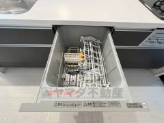 家事の時間が短縮できる食器洗浄乾燥機付。後片付けもラクラクです。 食器を洗う手間が減るので家族とのコミュニケーションの時間や自分の時間が増えますね。
