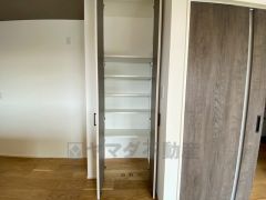 キッチン横パントリー。食器やキッチン用品、食料品の保存に便利です＾＾可動棚式なので高さのある物もスッキリ収納できます＾＾