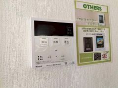 キッチン横からお湯張り、追い炊き、足し湯がボタン一つで楽々操作できる給湯機リモコンです＾＾忙しい夕飯の準備の時間帯に重宝しますね。