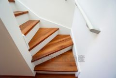 ご年配の方でも安心できる、手すり付き階段です＾＾段差も低めで設定されてますので安全性にも優れてますね＾＾