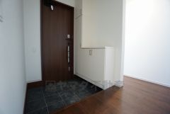 たっぷり収納できるシューズボックスです。家族全員の靴がきれいに整頓できます。棚の上にお花や写真を飾っても良いですね。