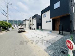 前面道路は4.2ｍ。車の交通量が少ないため小さなお子様がいるご家庭でも安心です＾＾